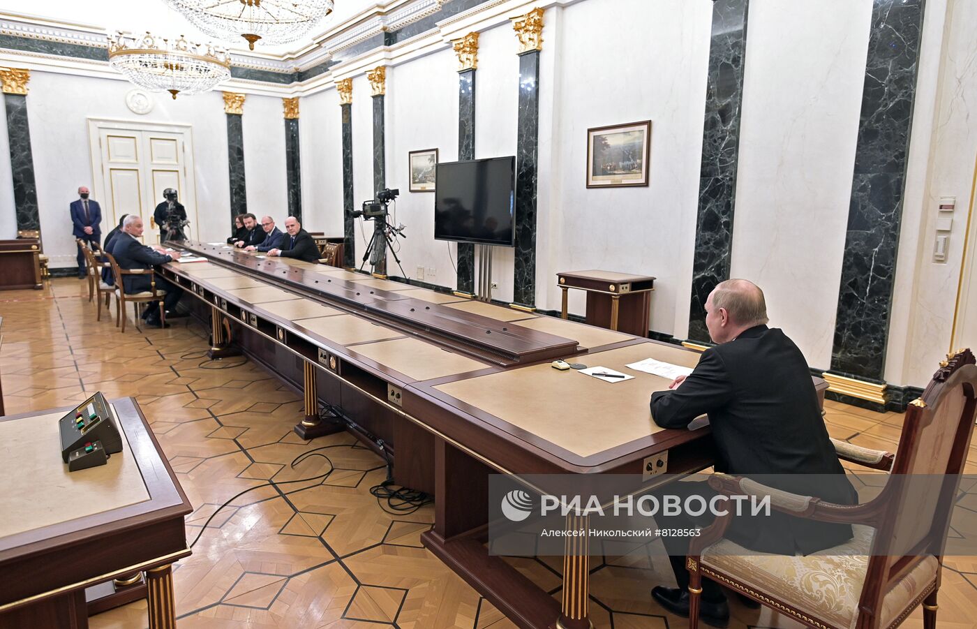 Президент РФ В. Путин провел совещание по экономическим вопросам