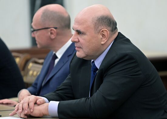 Президент РФ В. Путин провел совещание по экономическим вопросам