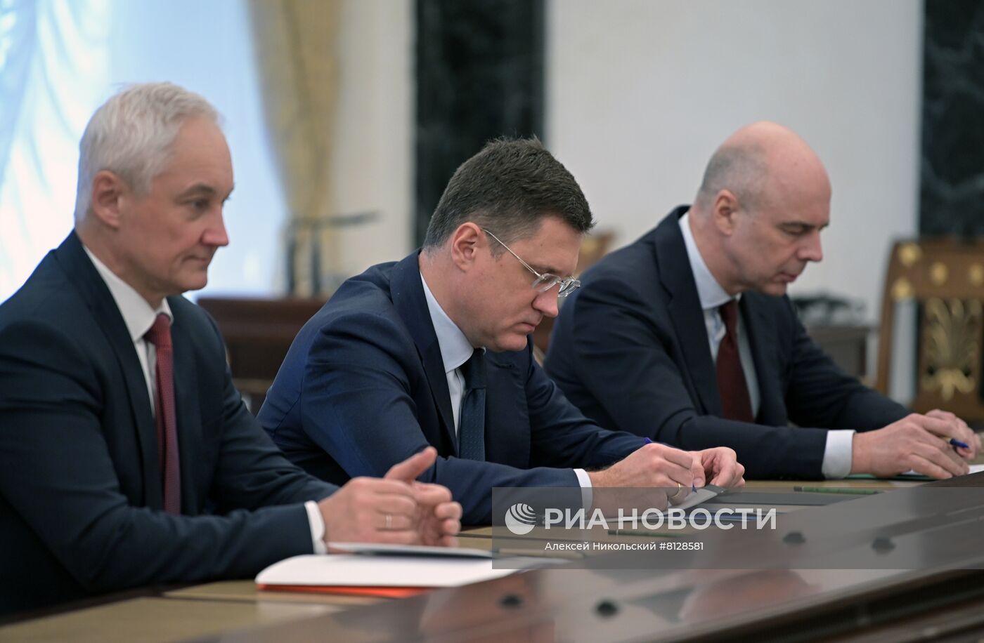 Президент РФ В. Путин провел совещание по экономическим вопросам