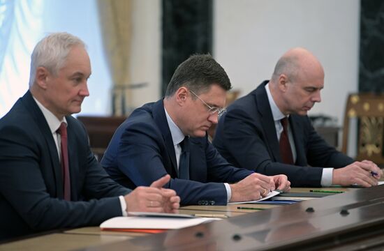 Президент РФ В. Путин провел совещание по экономическим вопросам