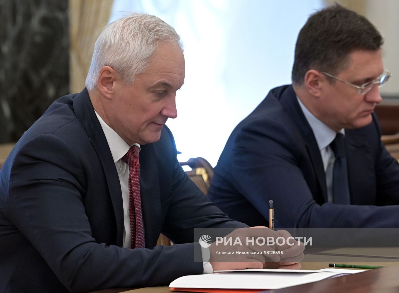 Президент РФ В. Путин провел совещание по экономическим вопросам