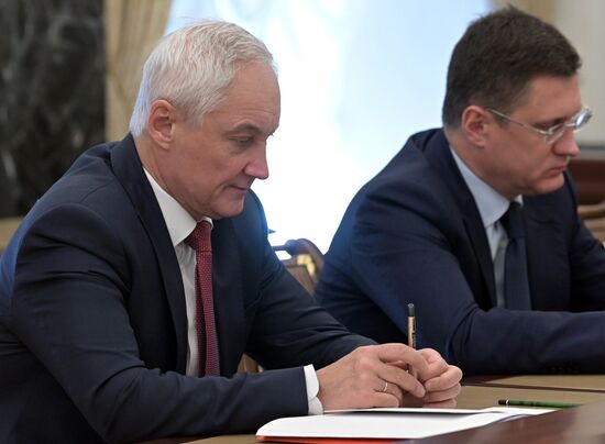 Президент РФ В. Путин провел совещание по экономическим вопросам