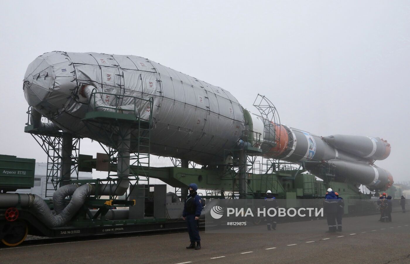 Вывоз РН "Союз-2.1б" с 36 космическими аппаратами OneWeb на стартовый комплекс Байконур