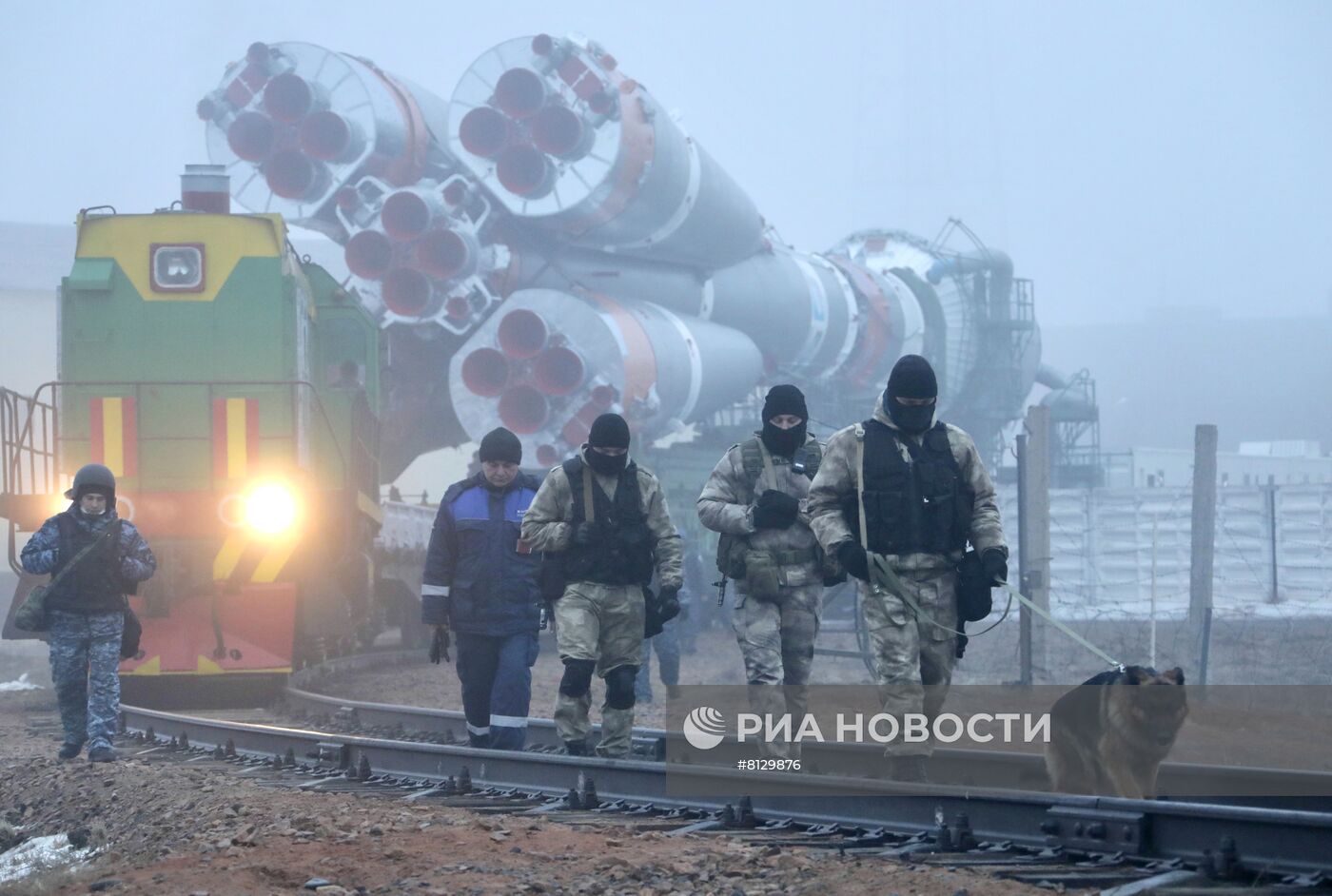 Вывоз РН "Союз-2.1б" с 36 космическими аппаратами OneWeb на стартовый комплекс Байконур