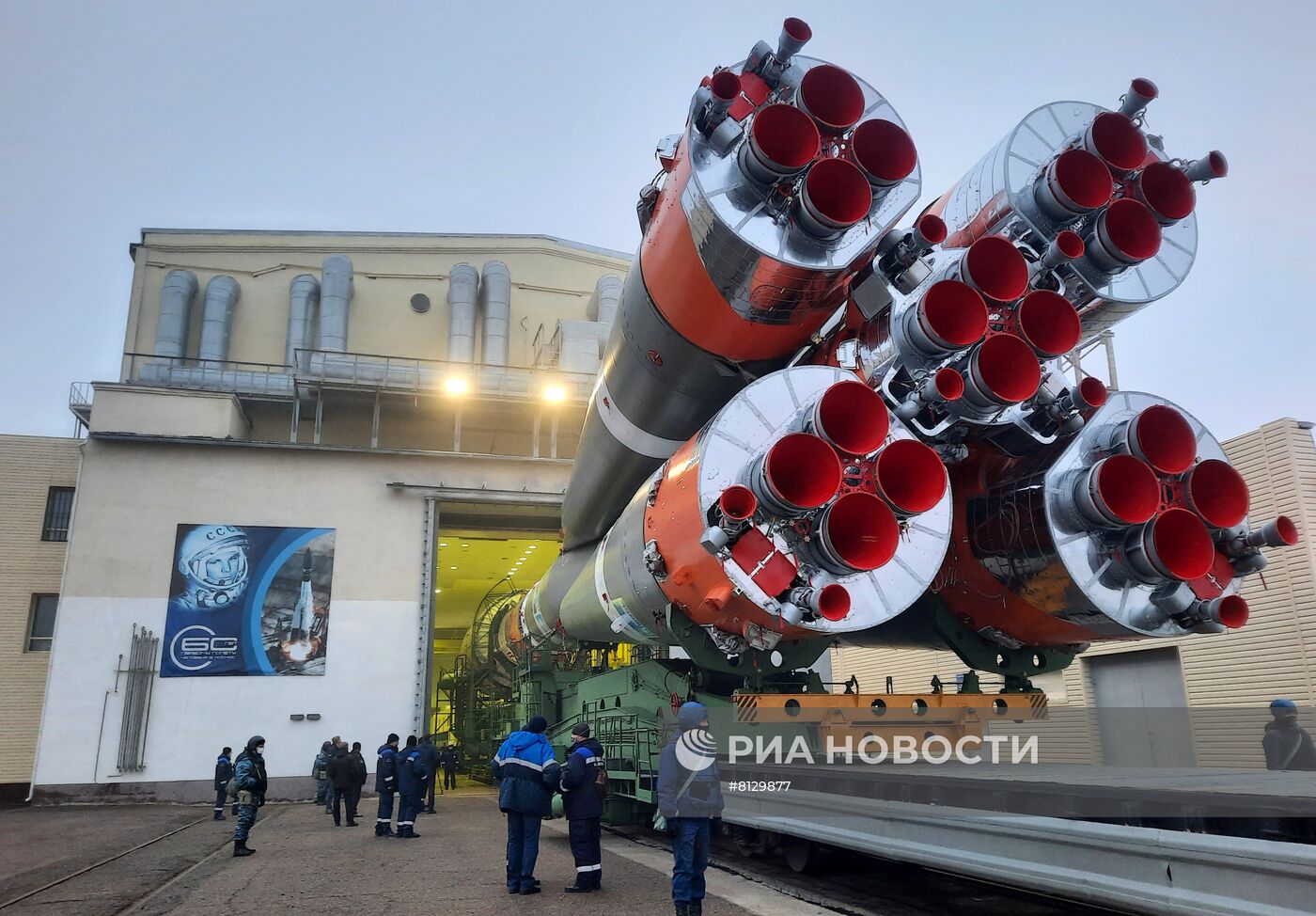 Вывоз РН "Союз-2.1б" с 36 космическими аппаратами OneWeb на стартовый комплекс Байконур