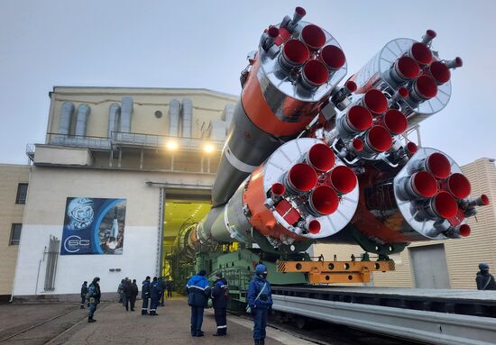 Вывоз РН "Союз-2.1б" с 36 космическими аппаратами OneWeb на стартовый комплекс Байконур 