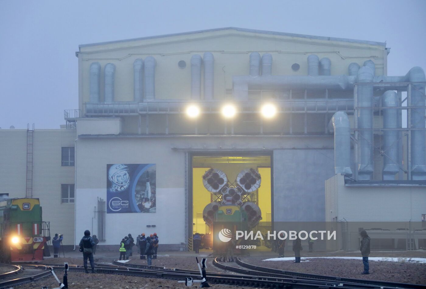 Вывоз РН "Союз-2.1б" с 36 космическими аппаратами OneWeb на стартовый комплекс Байконур