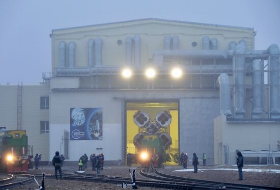 Вывоз РН "Союз-2.1б" с 36 космическими аппаратами OneWeb на стартовый комплекс Байконур 