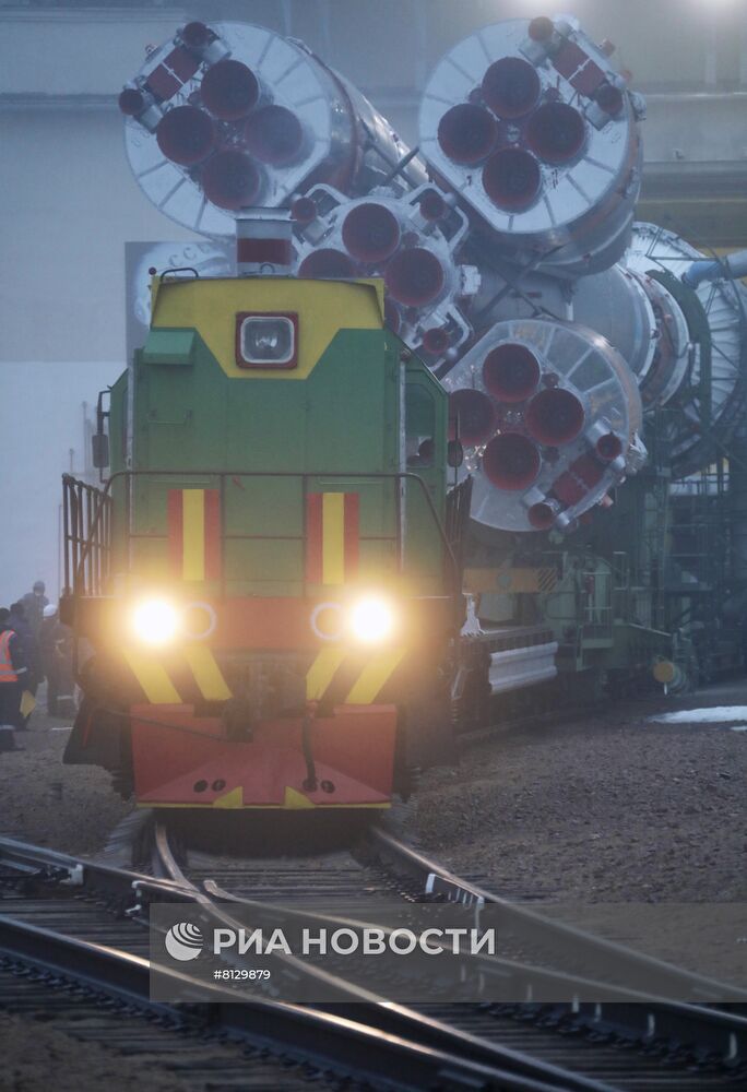 Вывоз РН "Союз-2.1б" с 36 космическими аппаратами OneWeb на стартовый комплекс Байконур