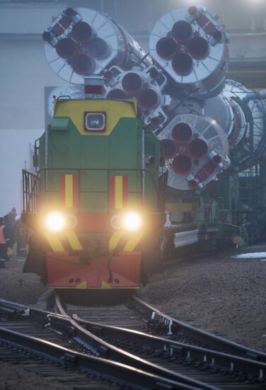 Вывоз РН "Союз-2.1б" с 36 космическими аппаратами OneWeb на стартовый комплекс Байконур 