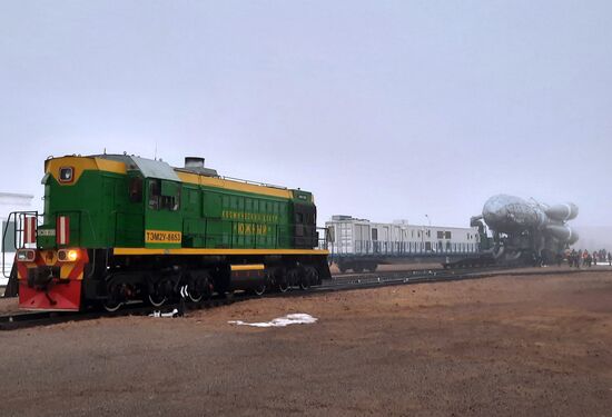 Вывоз РН "Союз-2.1б" с 36 космическими аппаратами OneWeb на стартовый комплекс Байконур 