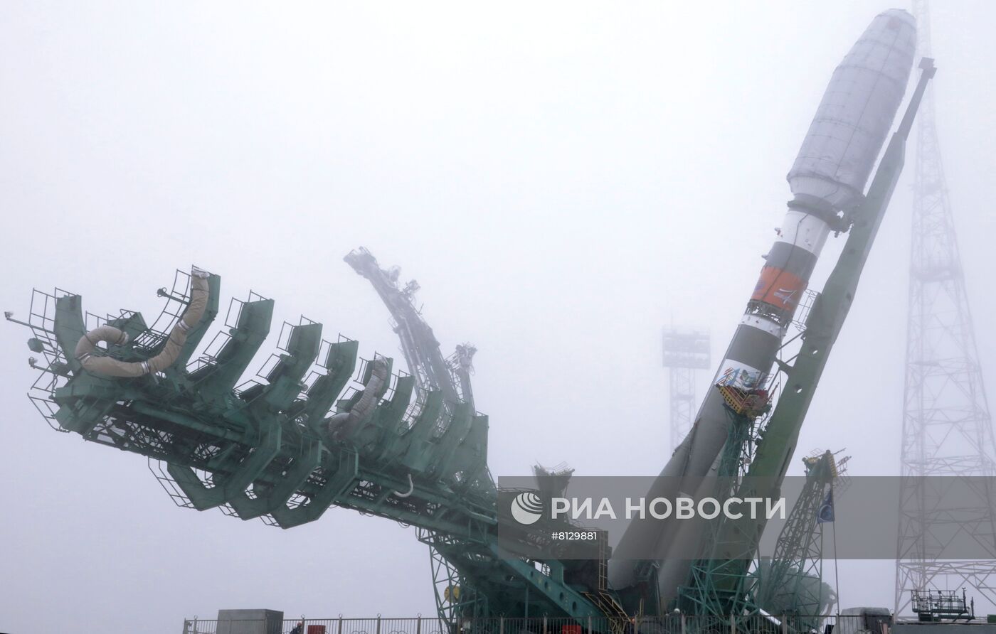 Вывоз РН "Союз-2.1б" с 36 космическими аппаратами OneWeb на стартовый комплекс Байконур