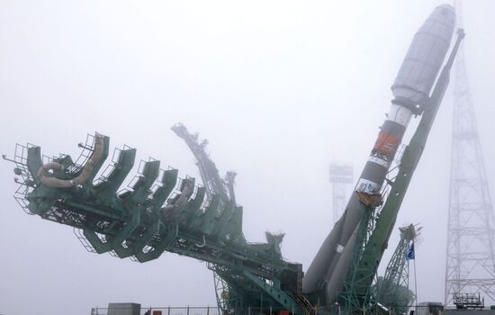Вывоз РН "Союз-2.1б" с 36 космическими аппаратами OneWeb на стартовый комплекс Байконур 