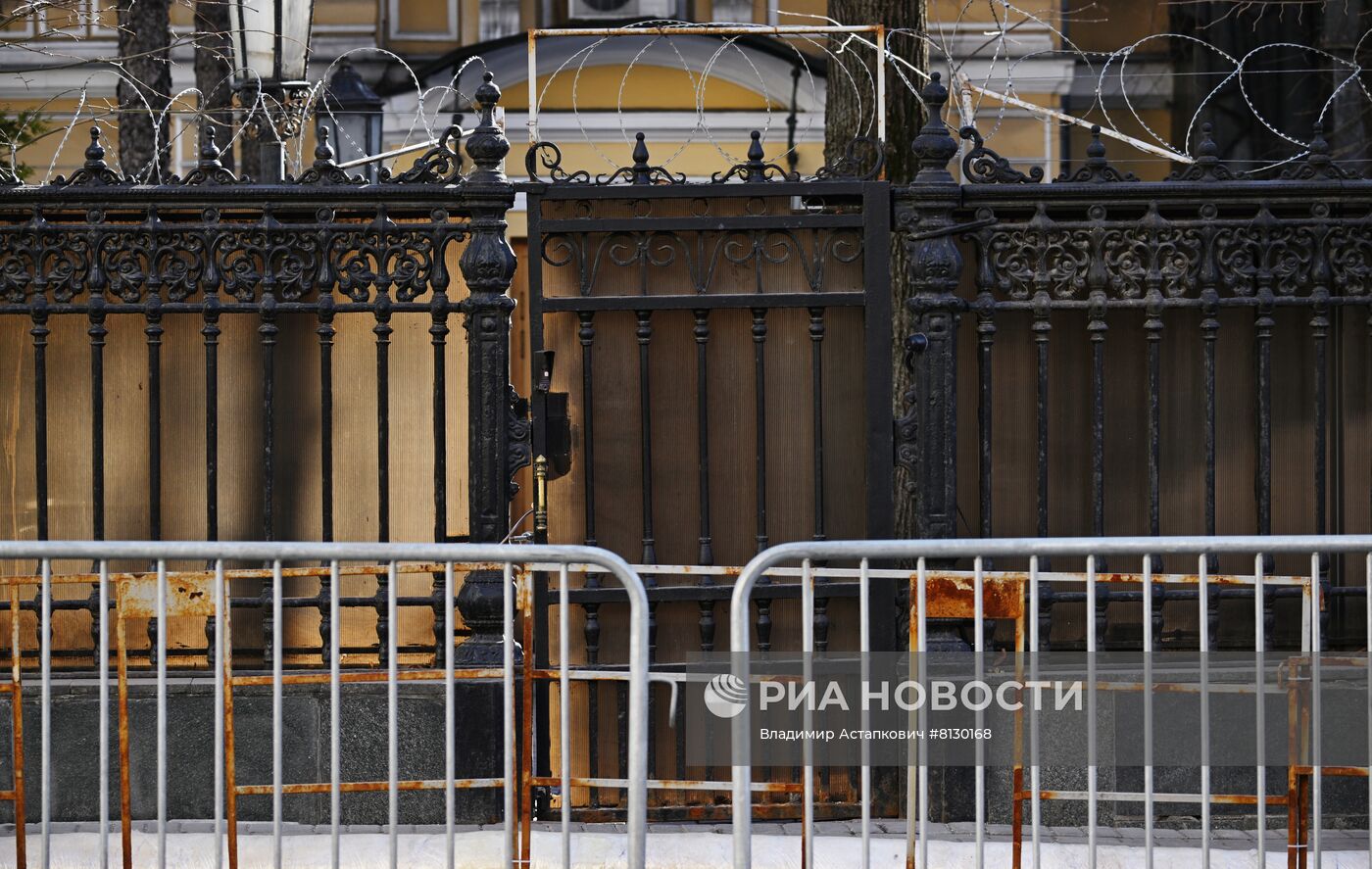 Со здания посольства Украины в Москве сняли флаг