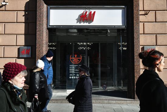 H&M временно останавливает продажи в России