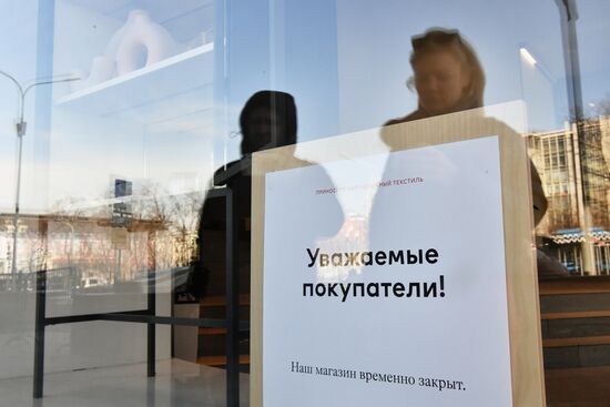 H&M временно останавливает продажи в России