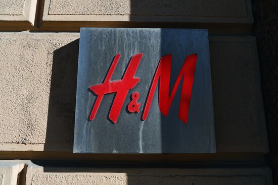 H&M временно останавливает продажи в России