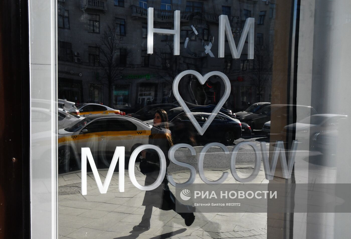 H&M временно останавливает продажи в России