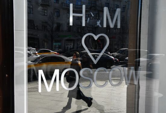 H&M временно останавливает продажи в России