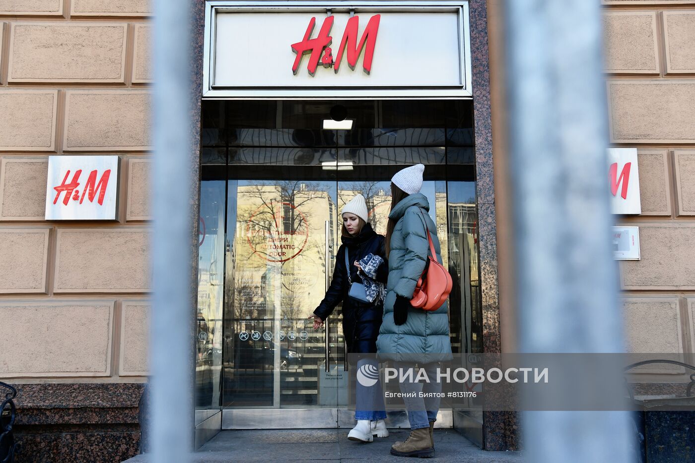 H&M временно останавливает продажи в России