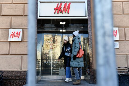 H&M временно останавливает продажи в России