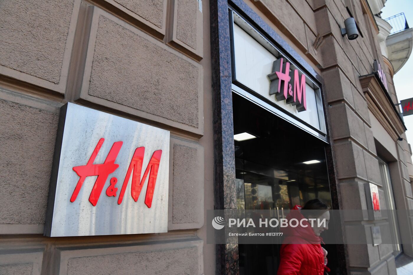 H&M временно останавливает продажи в России