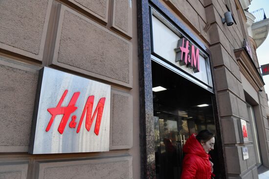 H&M временно останавливает продажи в России