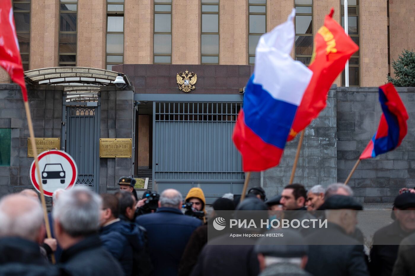 Акция в поддержку России у посольства РФ в Ереване