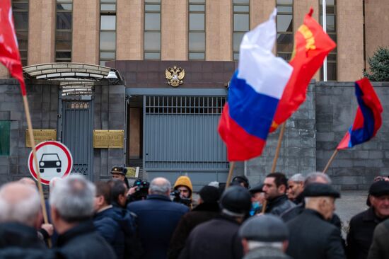 Акция в поддержку России у посольства РФ в Ереване