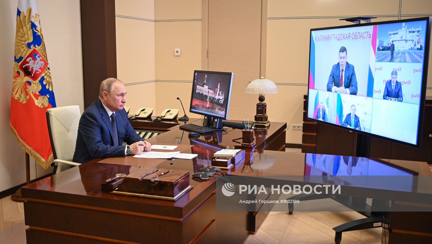 Президент РФ В. Путин принял участие в церемонии поднятия флага на пароме "Маршал Рокоссовский"