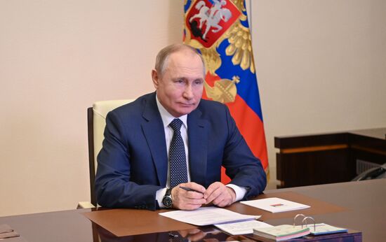 Президент РФ В. Путин принял участие в церемонии поднятия флага на пароме "Маршал Рокоссовский"