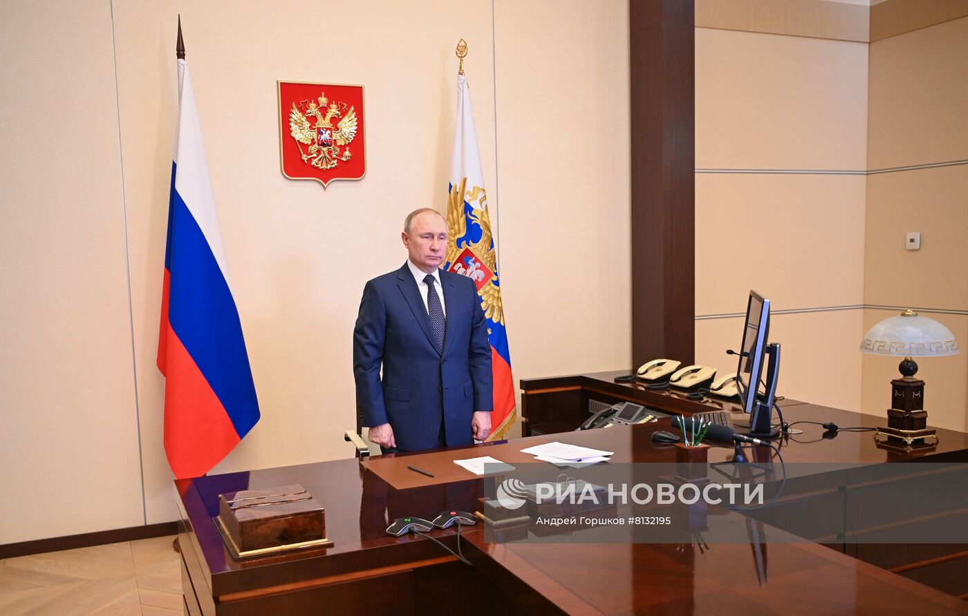 Президент РФ В. Путин принял участие в церемонии поднятия флага на пароме "Маршал Рокоссовский"