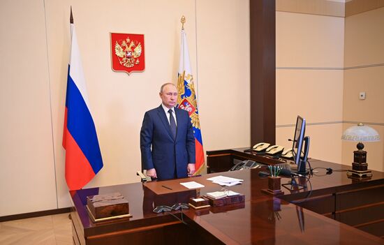 Президент РФ В. Путин принял участие в церемонии поднятия флага на пароме "Маршал Рокоссовский"