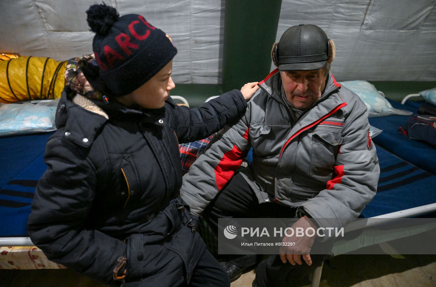 Беженцы с подконтрольной ВСУ территории в районе Мариуполя