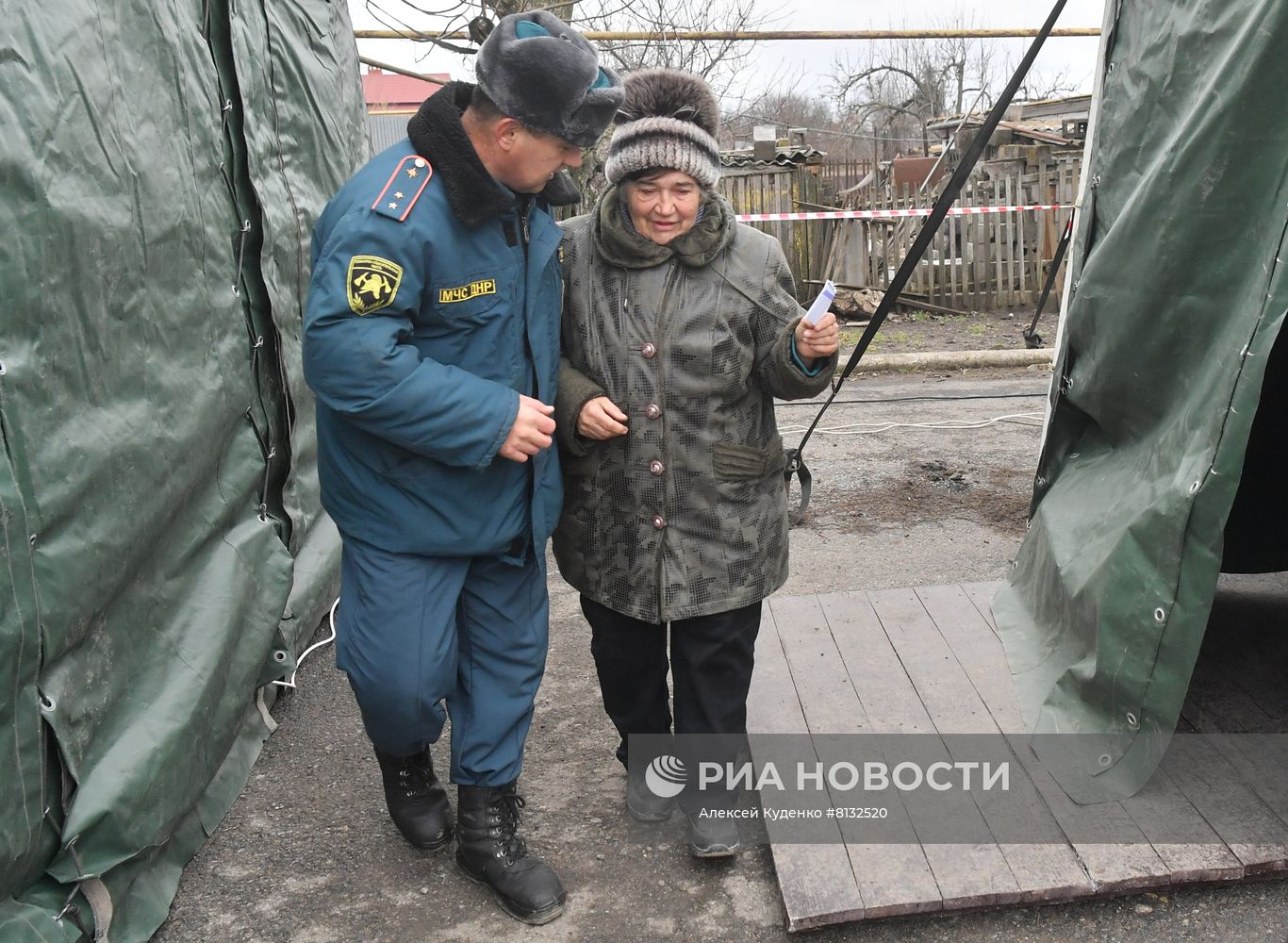 Беженцы с подконтрольной ВСУ территории в районе Мариуполя