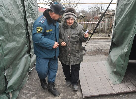 Беженцы с подконтрольной ВСУ территории в районе Мариуполя 