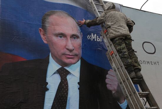 На улицах Симферополя разместили баннеры в поддержу российской армии и президента РФ