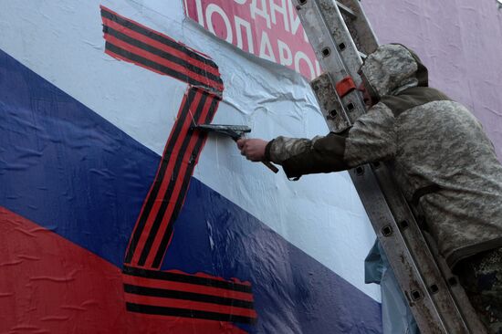 На улицах Симферополя разместили баннеры в поддержу российской армии и президента РФ