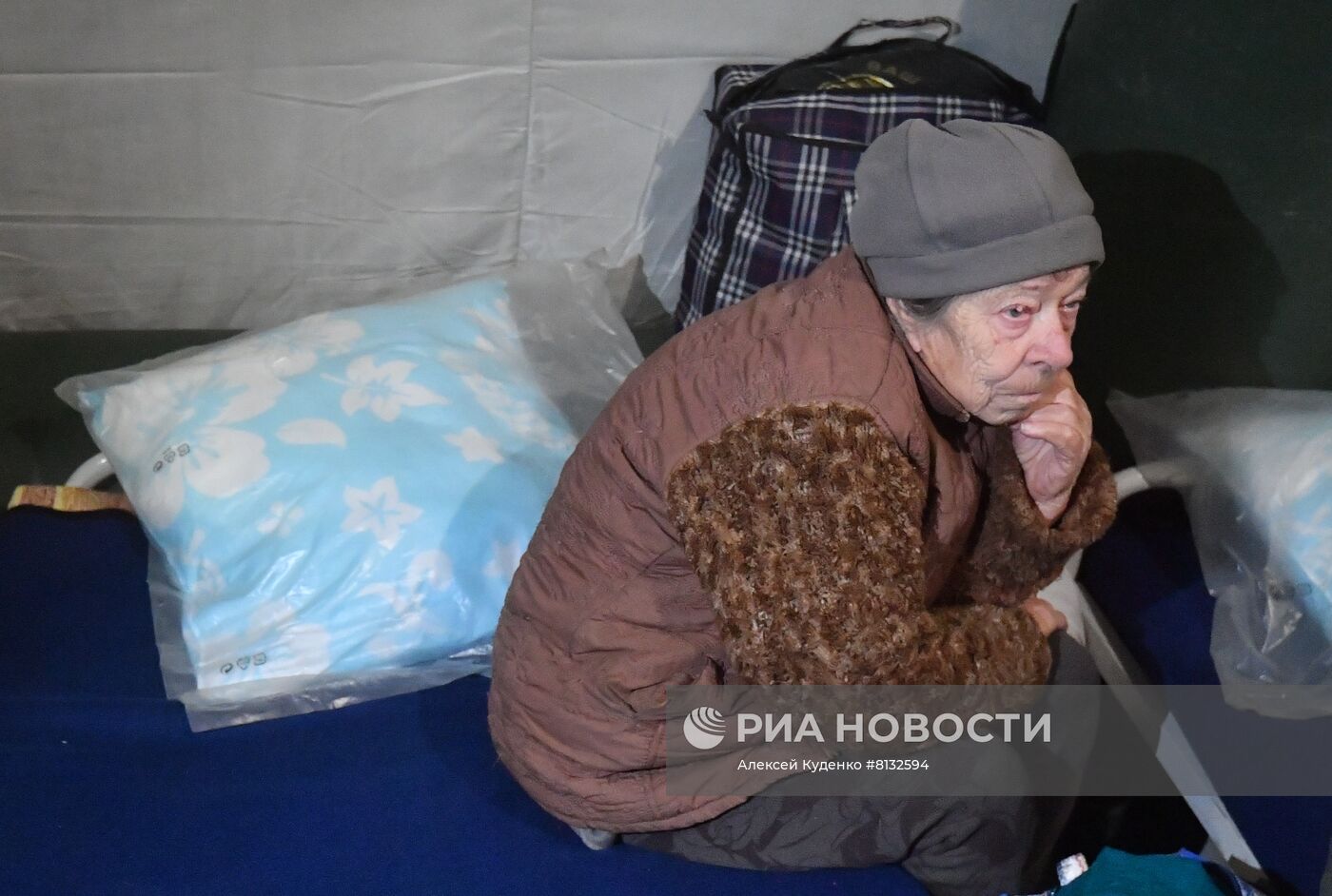 Беженцы с подконтрольной ВСУ территории в районе Мариуполя 