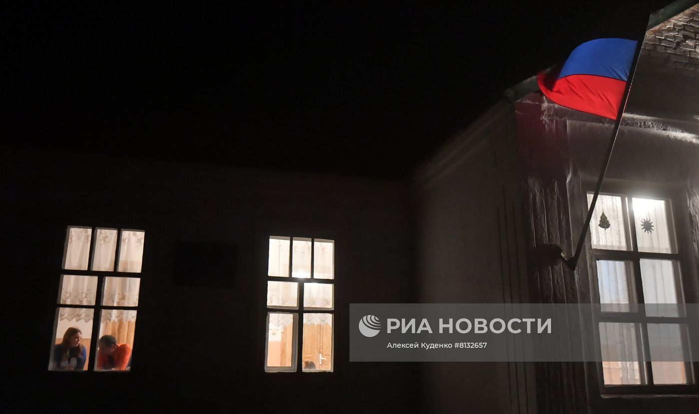 Беженцы с подконтрольной ВСУ территории в районе Мариуполя