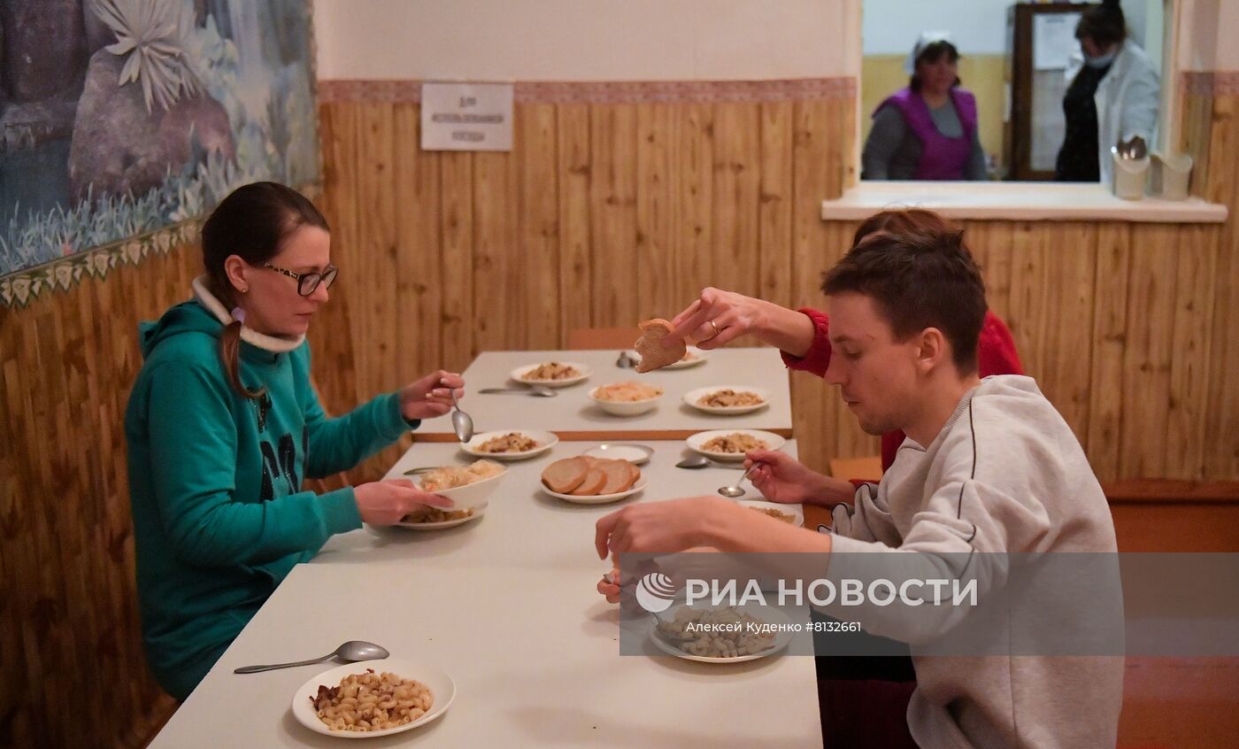 Беженцы с подконтрольной ВСУ территории в районе Мариуполя 