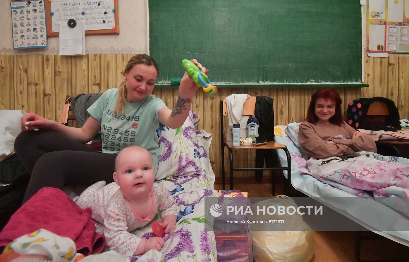 Беженцы с подконтрольной ВСУ территории в районе Мариуполя 