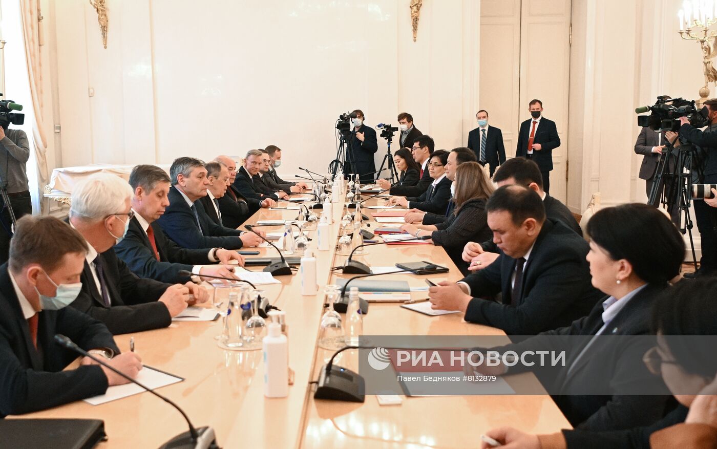 Встреча глав МИД РФ и Киргизии С. Лаврова и Р. Казакбаева 