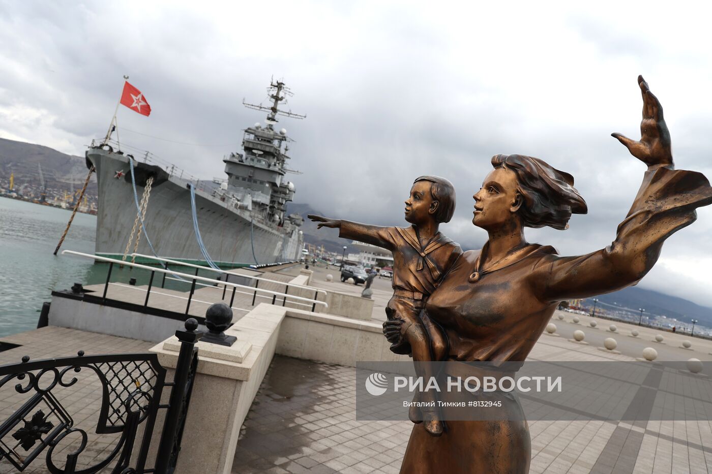 Работав новороссийске. Памятник женам моряков в Новороссийске. Памятник жене моряка в Новороссийске. Памятник в Новороссийске возле порта. Памятник на набережной рядом с Петром.