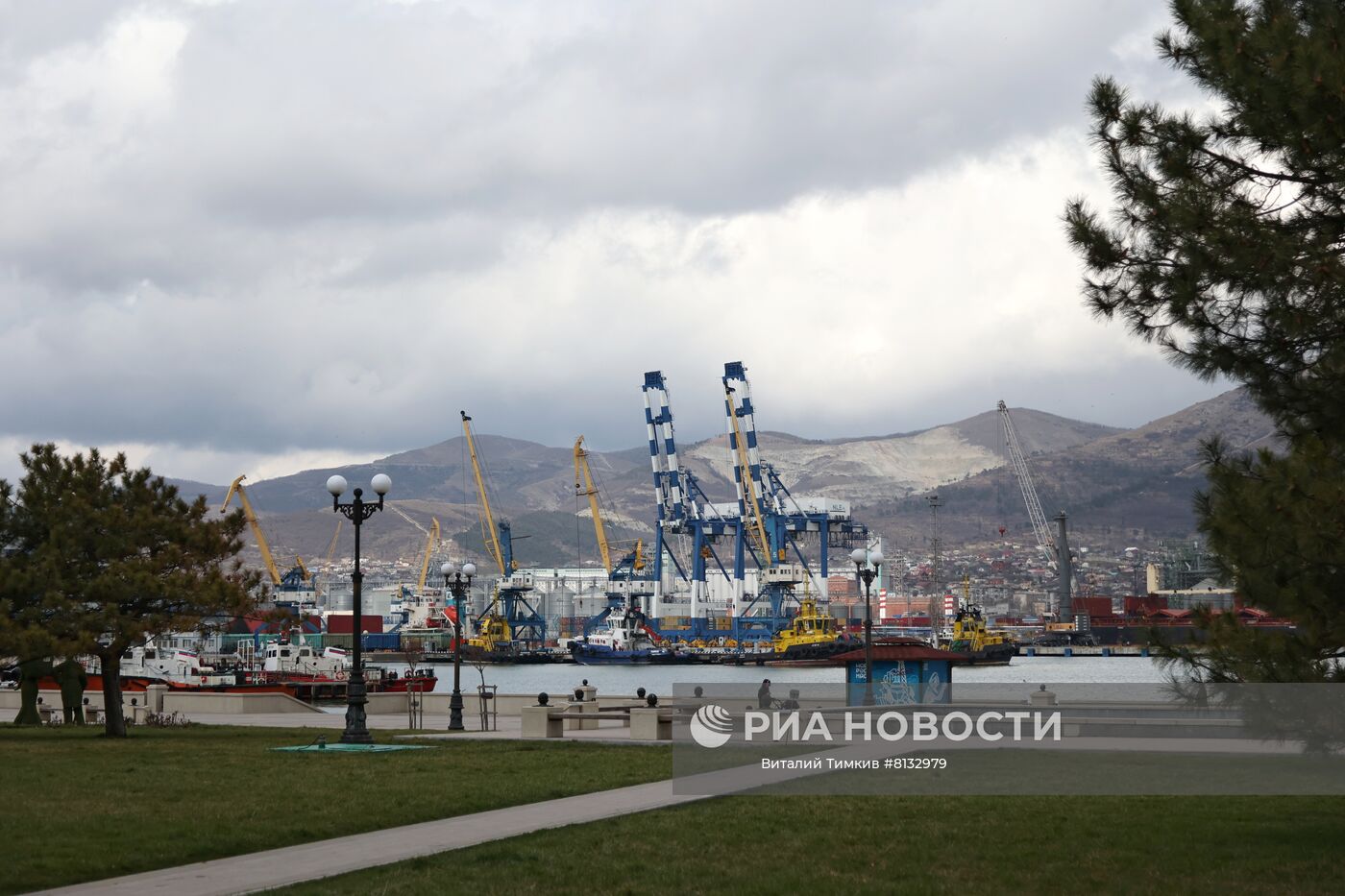 Вакансии новороссийск. Новороссийск морской торговый порт. Порт Новороссийск кратко. Новороссийск Морвокзал яхты. Новороссийский морской торговый порт планшеты у тальманов.