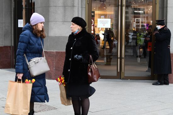 Группы компаний Kering и LVMH приостанавливают работу своих магазинов в России