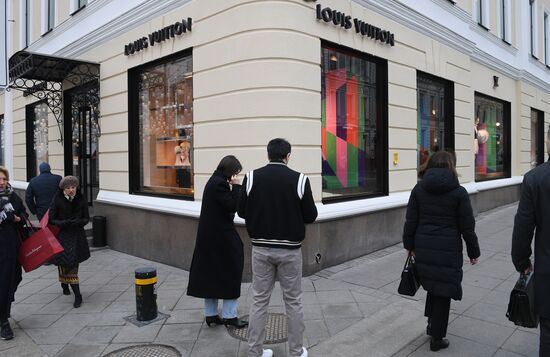 Группы компаний Kering и LVMH приостанавливают работу своих магазинов в России