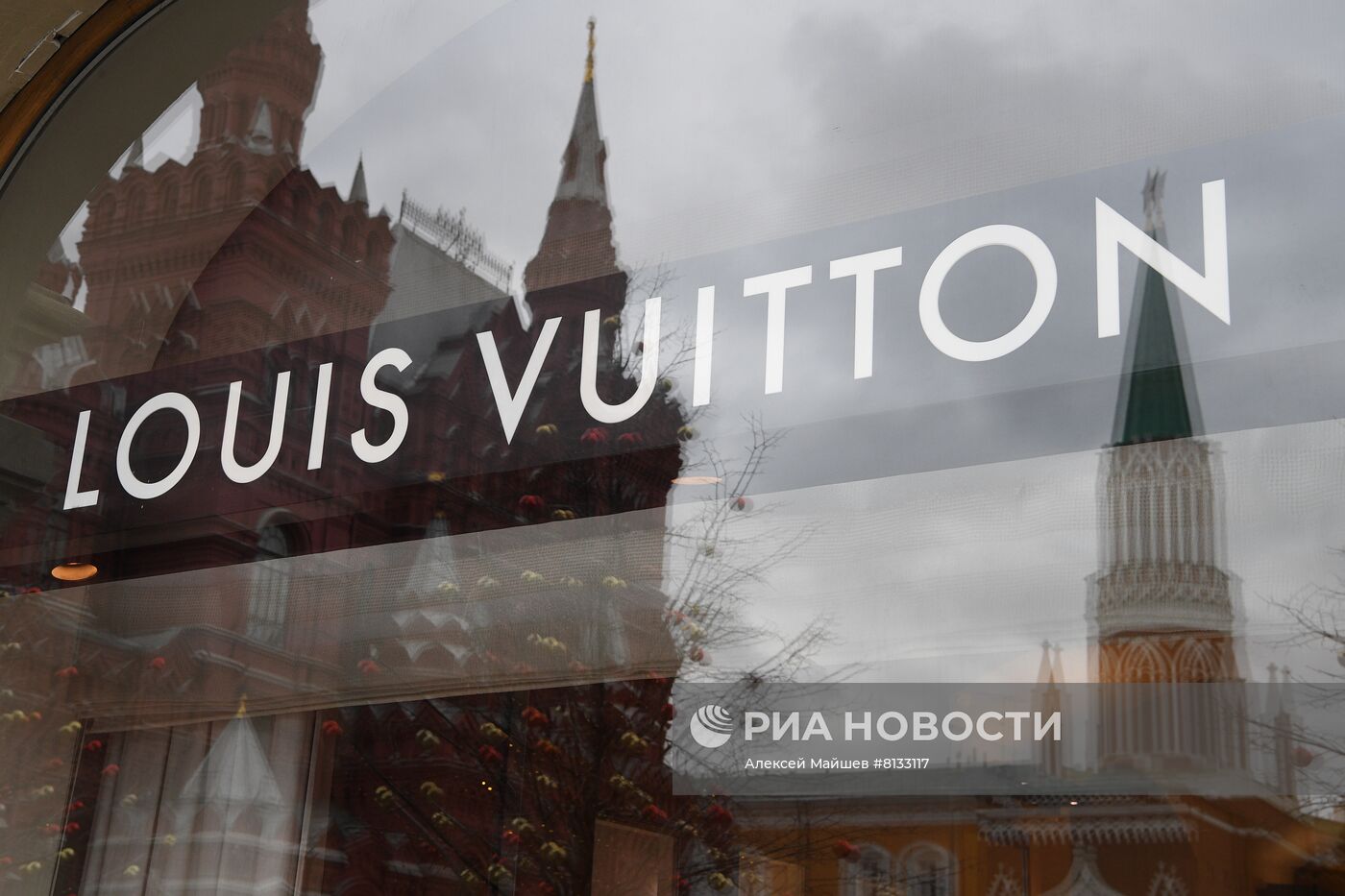 Группы компаний Kering и LVMH приостанавливают работу своих магазинов в России