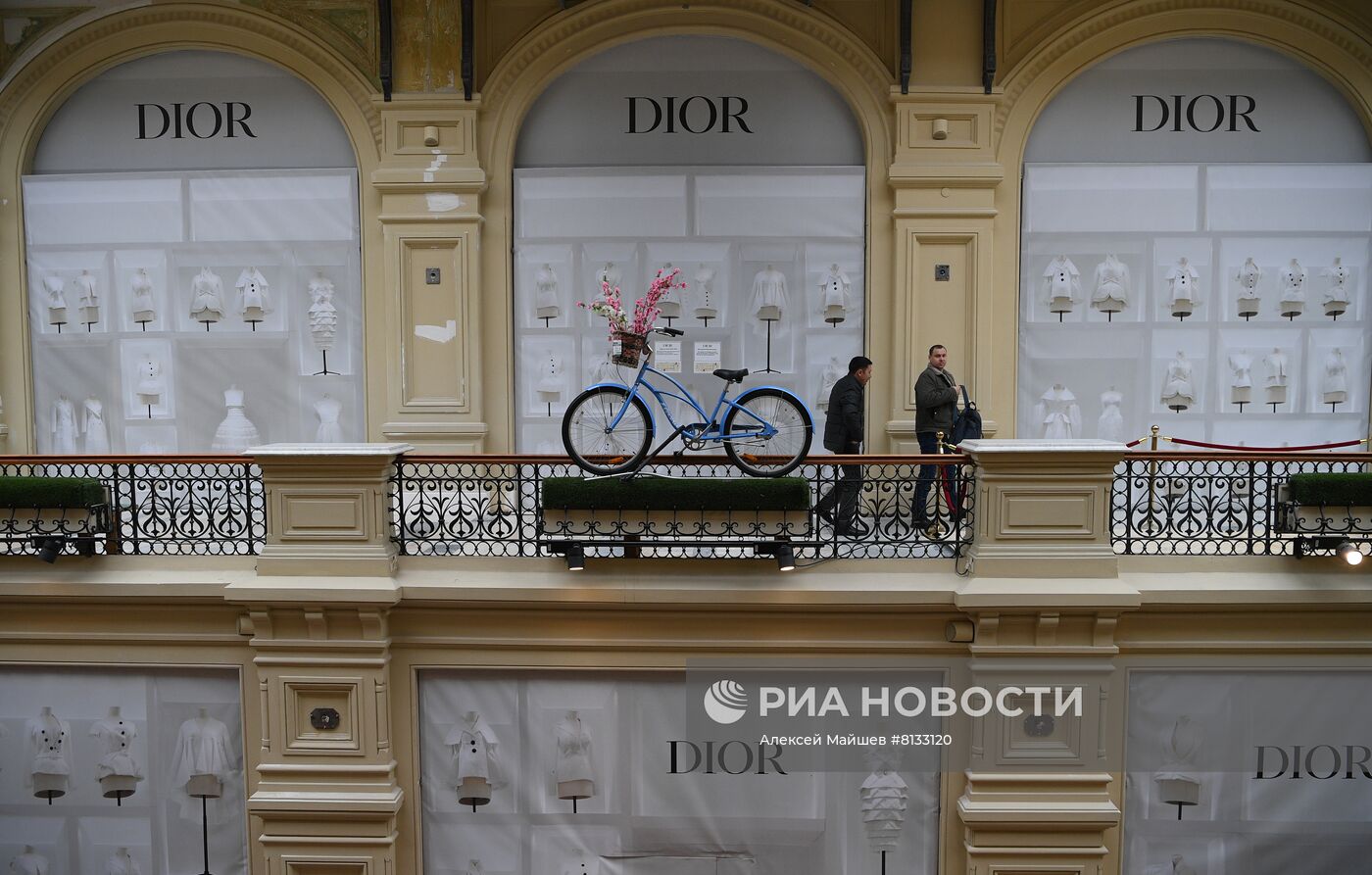 Группы компаний Kering и LVMH приостанавливают работу своих магазинов в России