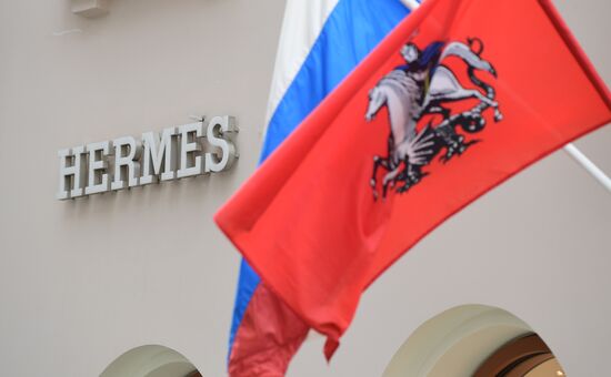 Группы компаний Kering и LVMH приостанавливают работу своих магазинов в России